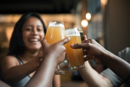 Beerglasscheerspexels.jpg